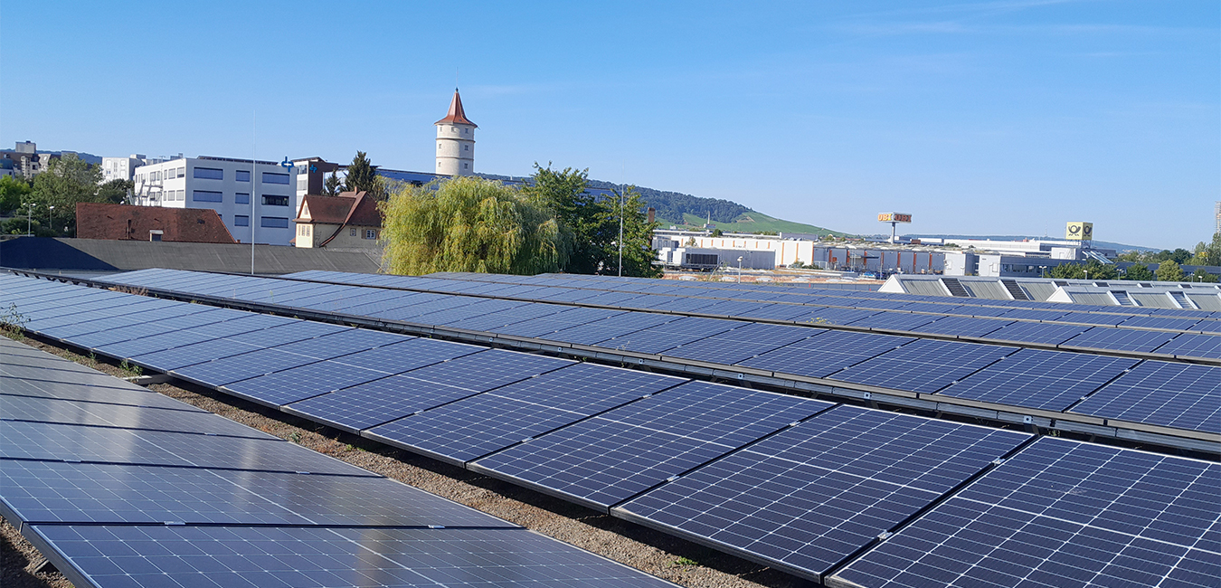 Aufnahme des Daches des P und R Parkhauses in Waiblingen, welches mit Photovoltaik-Paneelen gedeckt ist.